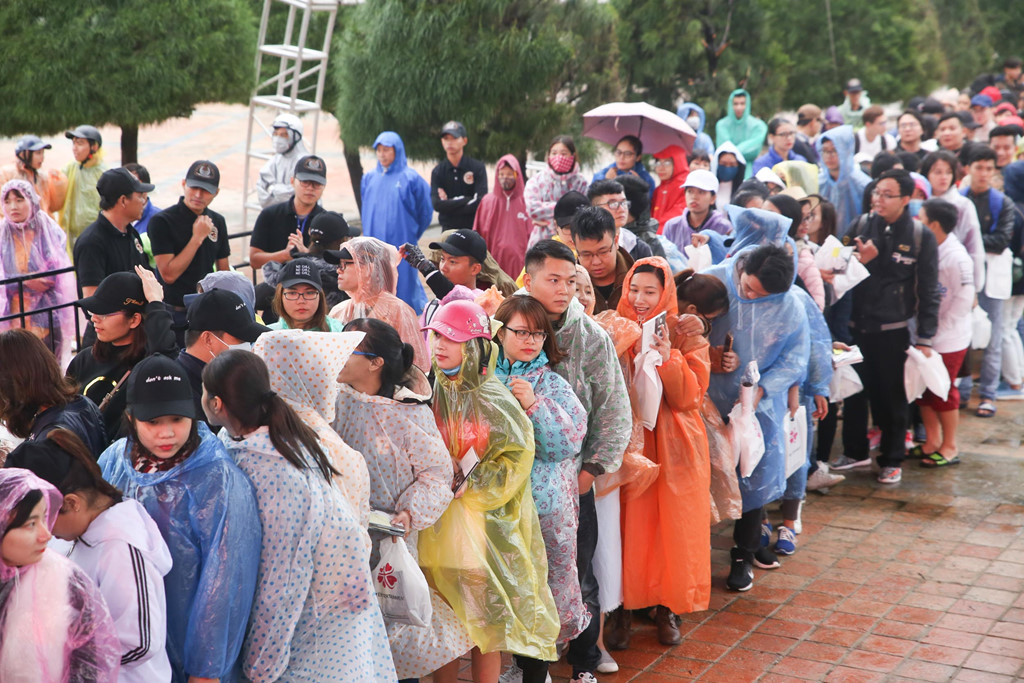 Mỹ Tâm cuồng nhiệt cùng hàng nghìn khán giả Đà Nẵng bất chấp mưa lạnh